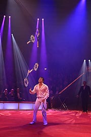 Glenn Folco  wirbelt bis zu fünf Tennisschläger durch die Lüfte im Circus Krone 1. Winterspielzeit 2020 (©Foto: Martin Schmitz)